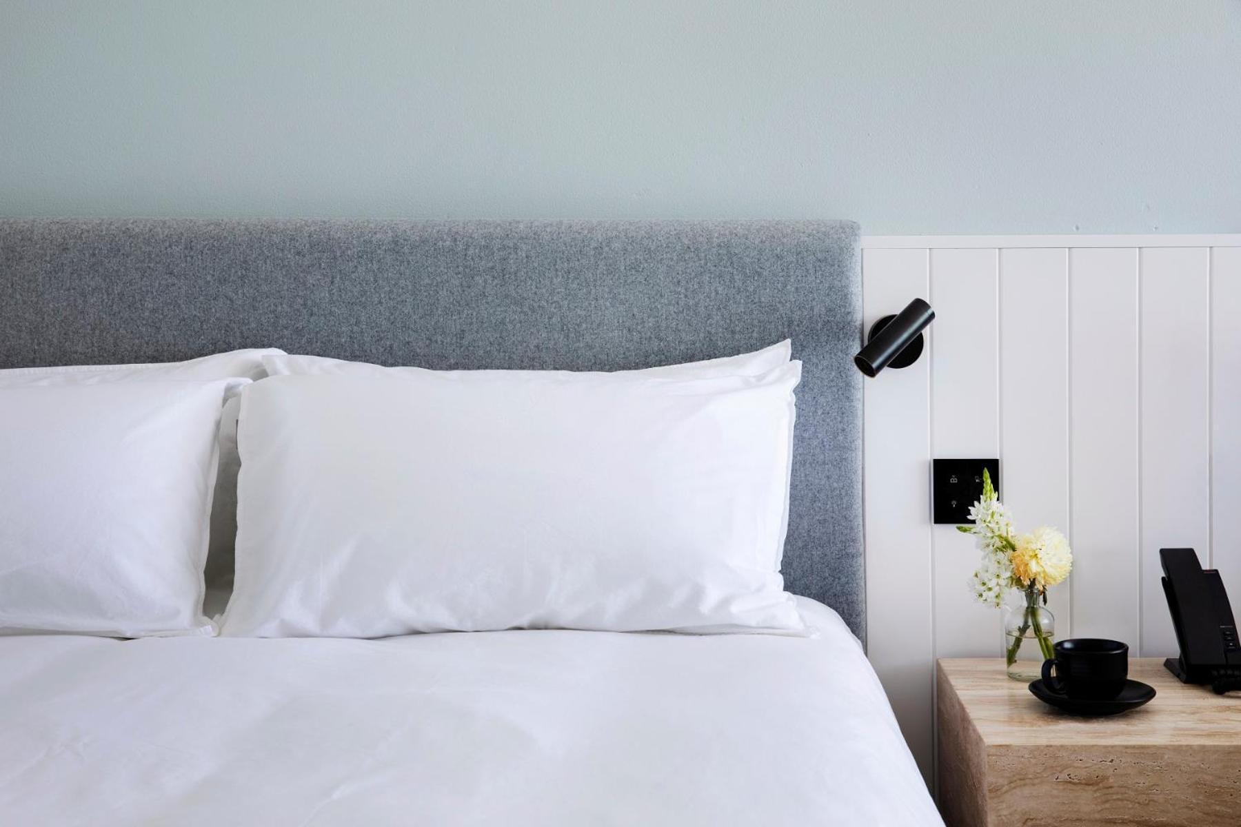Manly Pacific Sydney Mgallery Collection Eksteriør billede A bed with two pillows